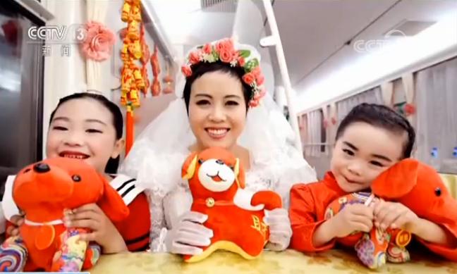 这个新年礼物不一般 婚纱照、亲子照......春运列车员用相机记录旅客的幸福瞬间