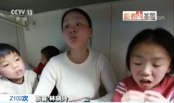 列车乘务员“十八般武艺”照顾远行的孩子 却只能视频看看儿子