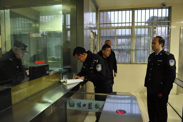 600里的离监探亲路，他用心走了好多年…