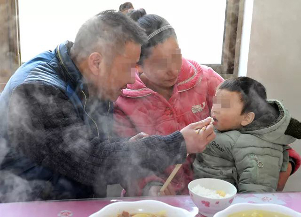 600里的离监探亲路，他用心走了好多年…