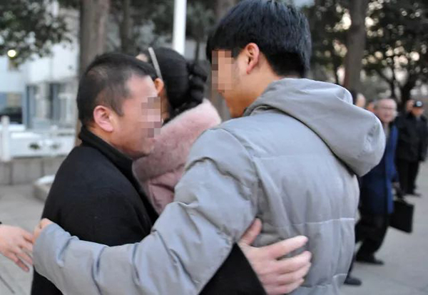 600里的离监探亲路，他用心走了好多年…