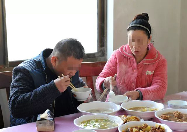 600里的离监探亲路，他用心走了好多年…