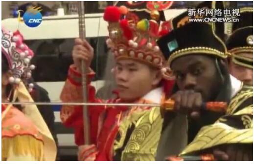 外国人过中国年有多拼？他们的包饺子神器让人笑cry
