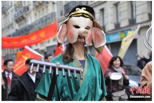 外国人过中国年有多拼？他们的包饺子神器让人笑cry