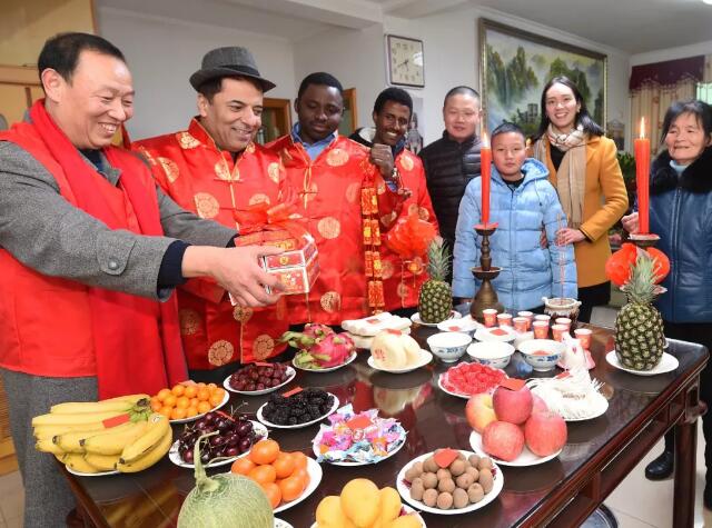外国人过中国年有多拼？他们的包饺子神器让人笑cry
