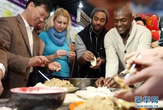 外国人过中国年有多拼？他们的包饺子神器让人笑cry