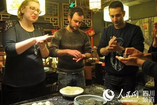 外国人过中国年有多拼？他们的包饺子神器让人笑cry