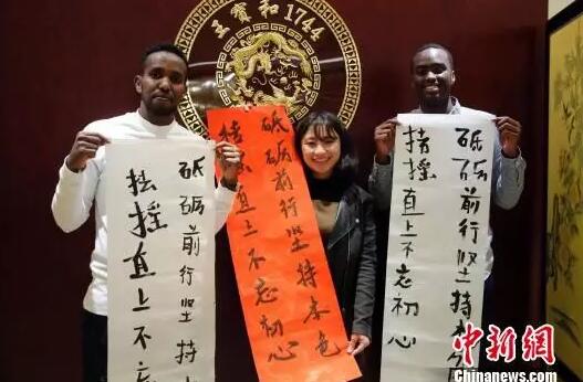 外国人过中国年有多拼？他们的包饺子神器让人笑cry