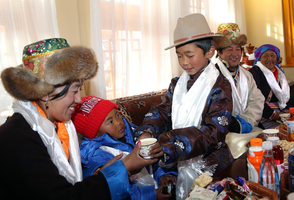 春节藏历土狗新年初一 西藏各族群众欢度“双节”