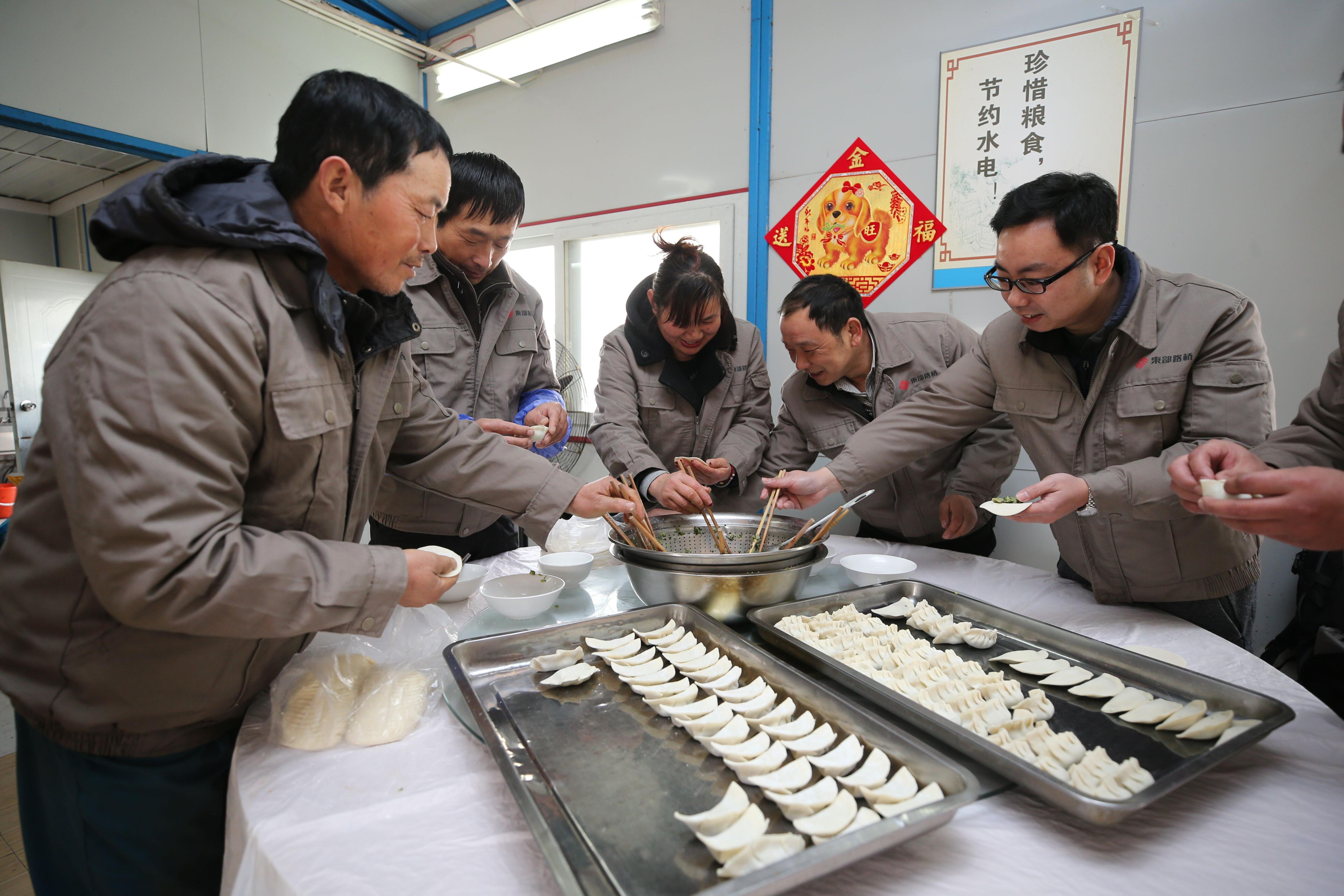 【新春走基层】除夕，他们坚守在工地，热闹的感觉和老家一样