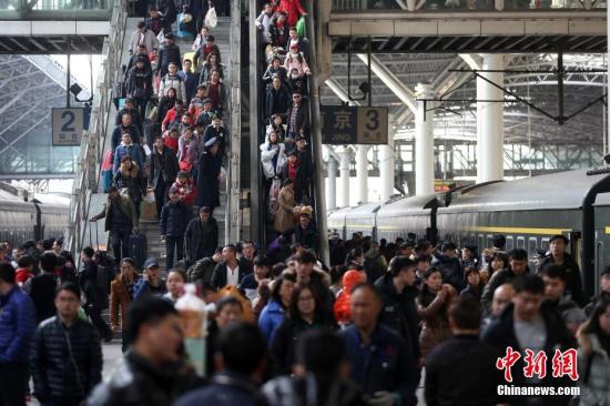 正月初一客流继续回落 全国铁路预计发送旅客389万人次