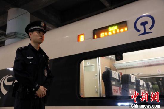 “铁警二代”的平凡春运