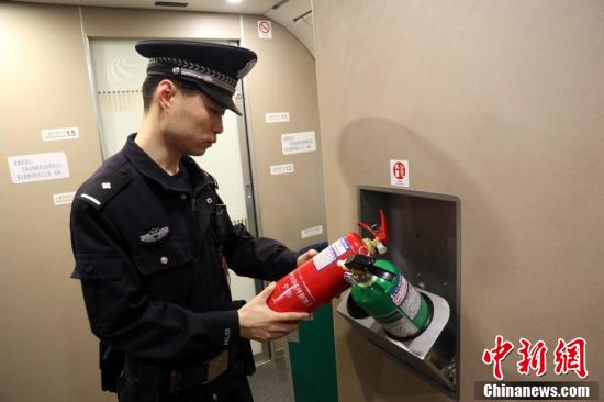 “铁警二代”的平凡春运