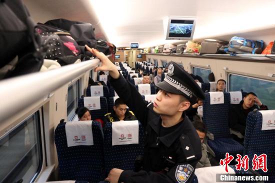 “铁警二代”的平凡春运
