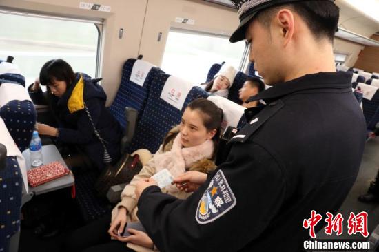 “铁警二代”的平凡春运