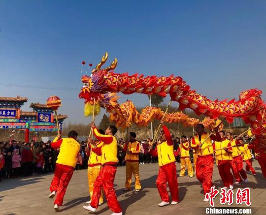 河北邢台新春文化庙会引万人空巷图