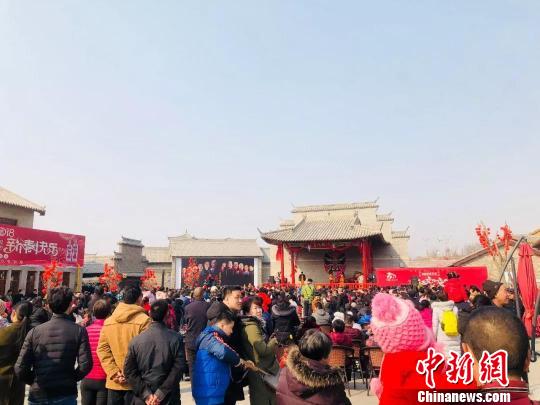 河北邢台新春文化庙会引“万人空巷”(图)