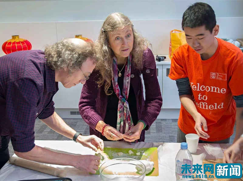 【家国网聚·网络旺年】海外游子英伦闹新春 教英国同学包饺子吃韭菜鸡蛋馅