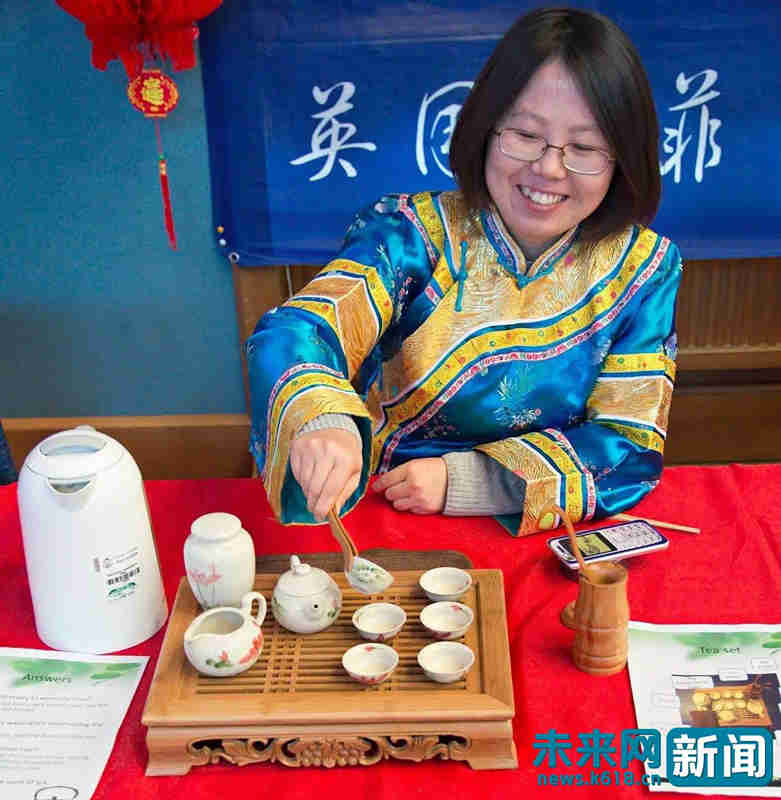 【家国网聚·网络旺年】海外游子英伦闹新春 教英国同学包饺子吃韭菜鸡蛋馅