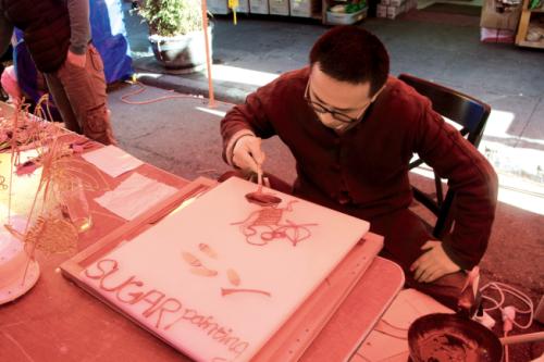 旧金山华埠元宵街会 糖画吸引客流传递中国文化