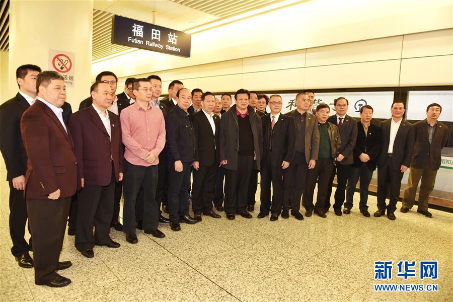 港区全国人大代表和政协委员首次集体乘高铁抵京参会