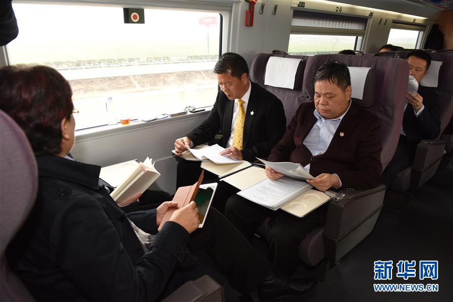 港区全国人大代表和政协委员首次集体乘高铁抵京参会