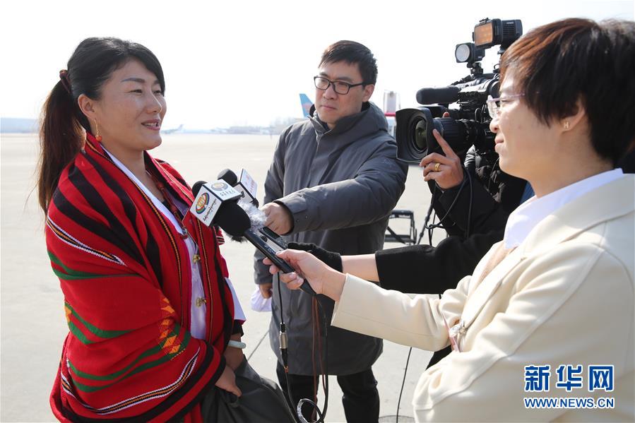 西藏代表团抵京