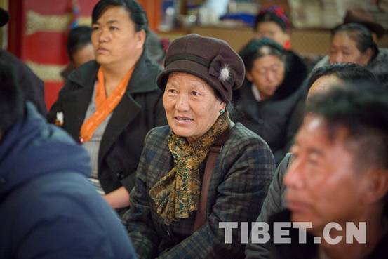 新时代 新西藏 新期盼——拉萨市民收看“两会”直播