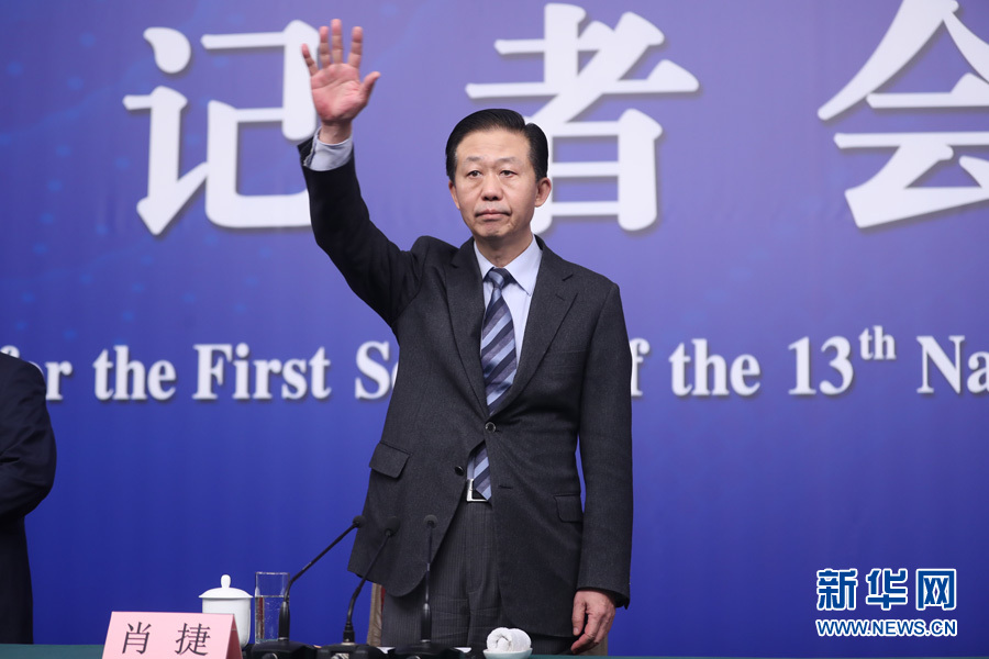 财政部部长肖捷向记者举手示意