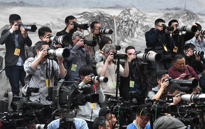 两会记者风采：向世界报道中国