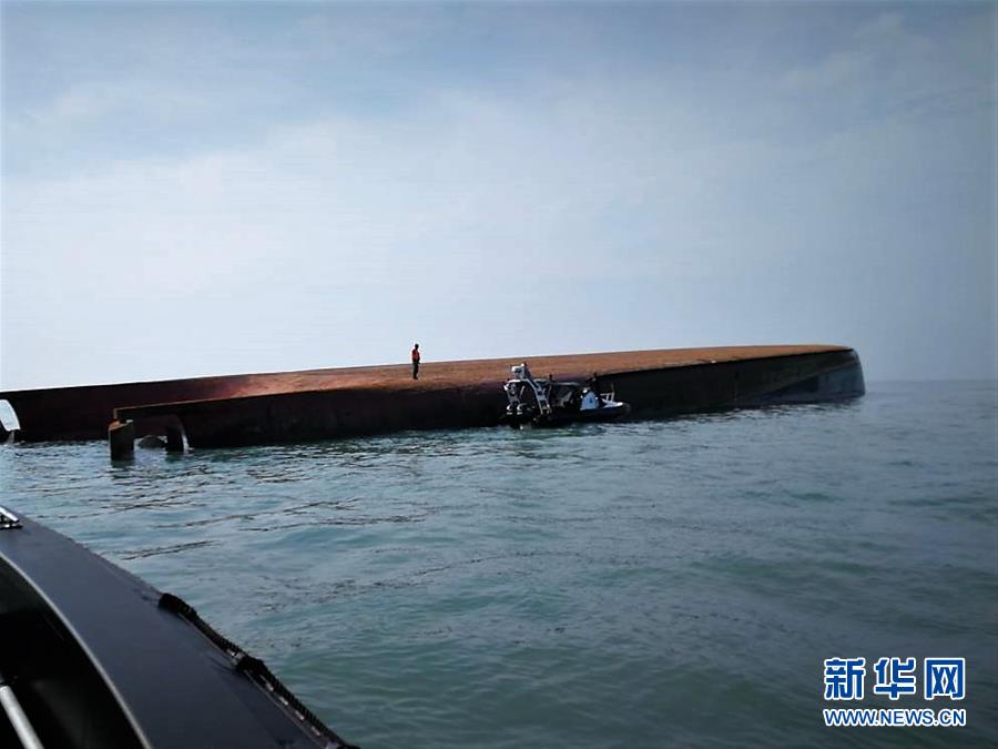 中国驻马来西亚大使馆：倾覆挖沙船舱内救出两名中国籍船员