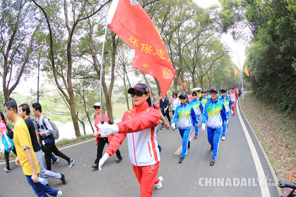 “与军运同行”2018年中国车都龙灵山国际徒步大会举行 <BR>5000人徒步十里芝樱花海