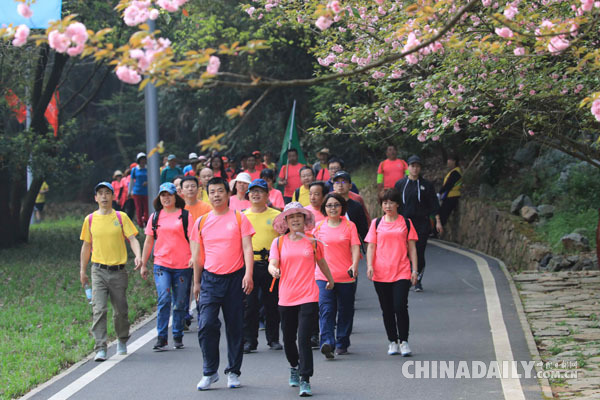 “与军运同行”2018年中国车都龙灵山国际徒步大会举行 <BR>5000人徒步十里芝樱花海