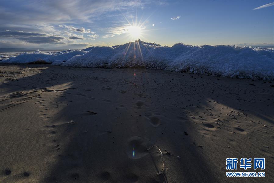 新疆乌伦古湖出现“风积冰山”景观