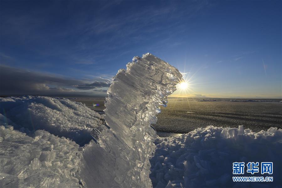 新疆乌伦古湖出现“风积冰山”景观