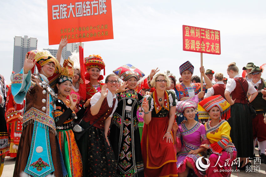 “壮族三月三”：中外游客体验最炫民族风