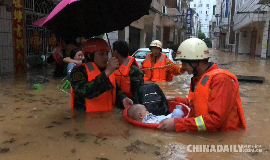 湖北宜昌遭遇暴雨袭击 消防官兵救出200余名被困群众