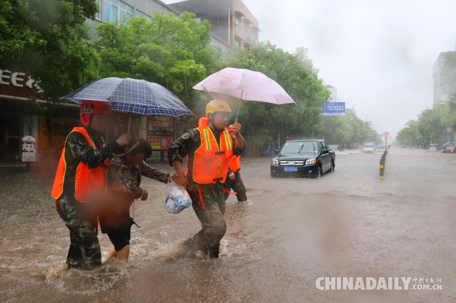 湖北宜昌遭遇暴雨袭击 消防官兵救出200余名被困群众