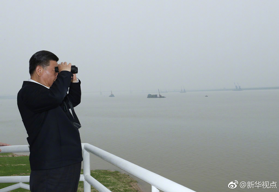 习近平乘船考察长江