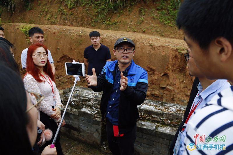“第四届全国融媒体看江西”采访团探访鹰潭 参观大上清宫遗址