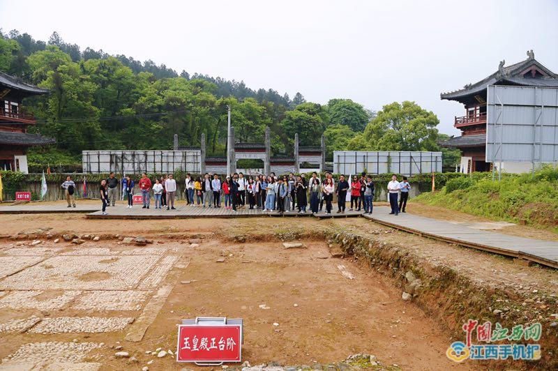 “第四届全国融媒体看江西”采访团探访鹰潭 参观大上清宫遗址