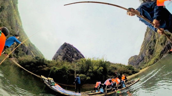 【中国微故事】最美溪流上紧跟“党员排”的撑筏人