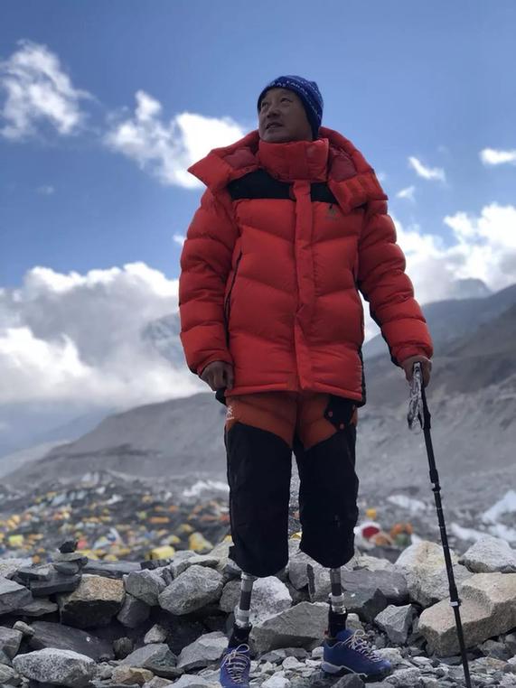 挑战不可能！69岁无腿老人第五次成功登顶珠峰 背后有多少难熬的艰辛？