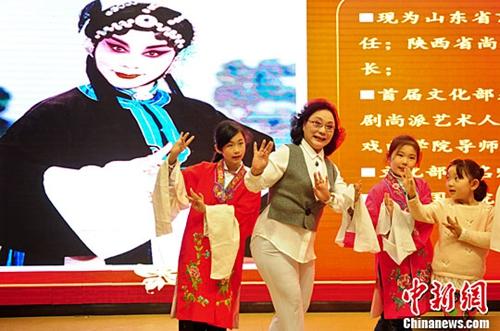 戏曲进校园蓬勃开展 弘扬传统艺术如何落到实处？