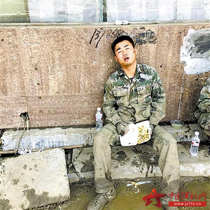 退伍军人是全社会的宝贵财富！别让他们流血又流泪