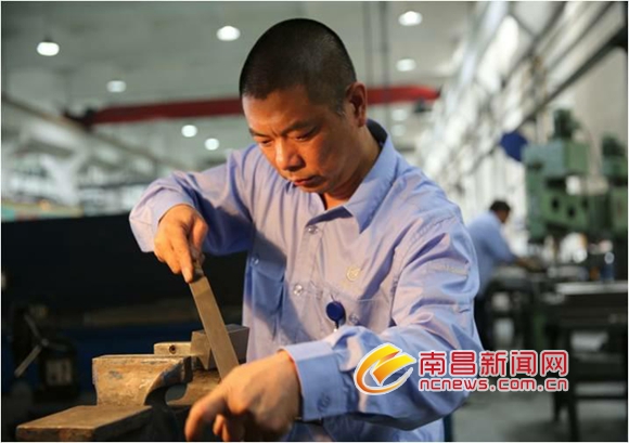 【中国梦·大国工匠篇】黄群：爱啃“硬骨头”的钳工“大咖”