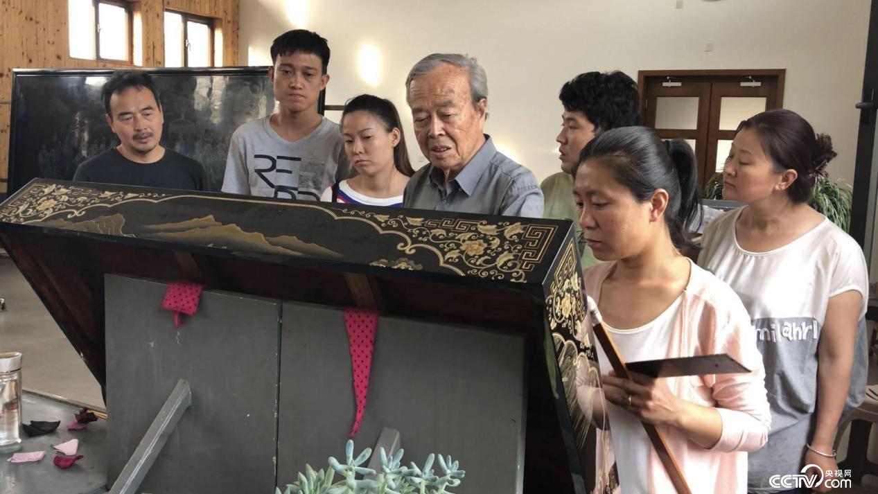 【中国梦·大国工匠篇】 甲子匠心一件事 漆器大师薛生金：以创新传承千年技艺