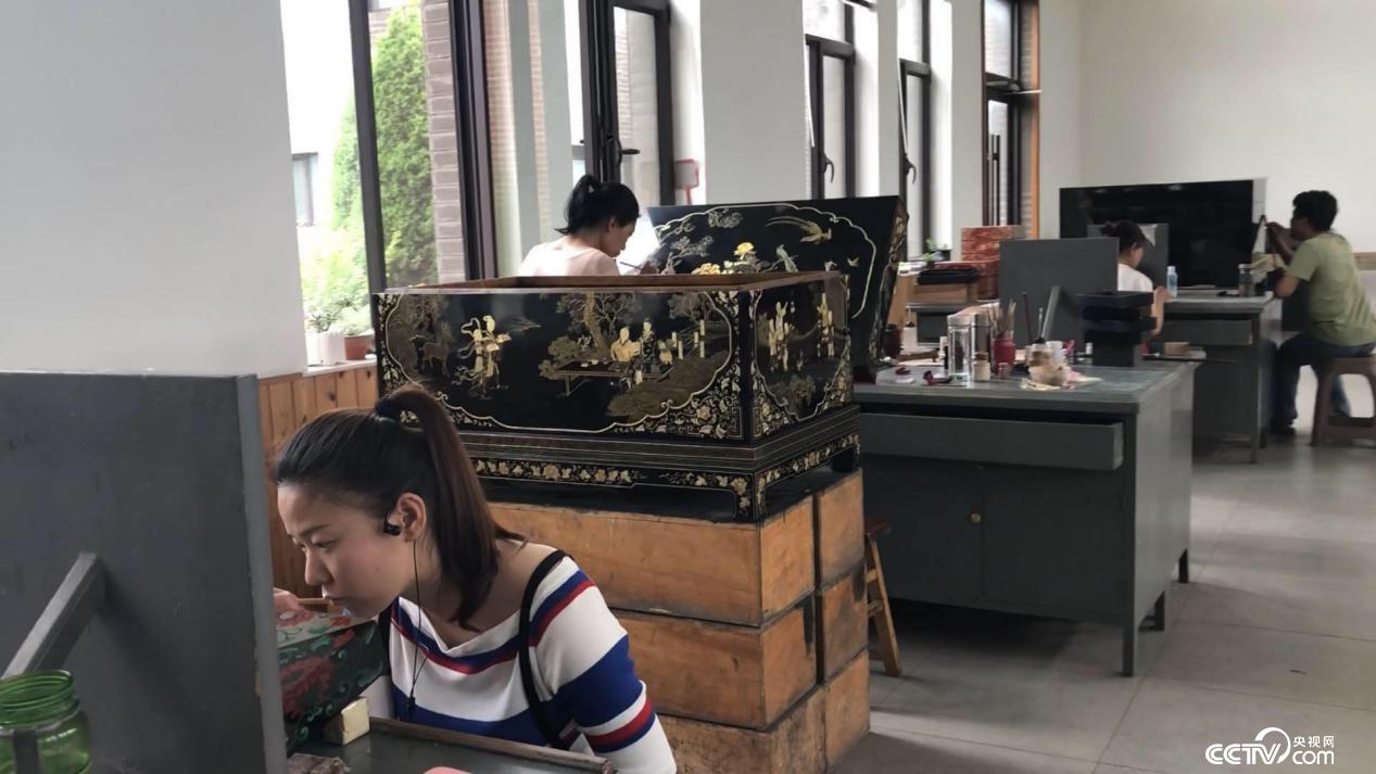 【中国梦·大国工匠篇】 甲子匠心一件事 漆器大师薛生金：以创新传承千年技艺