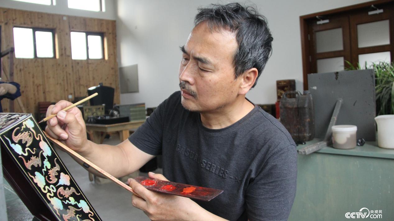 【中国梦·大国工匠篇】 甲子匠心一件事 漆器大师薛生金：以创新传承千年技艺