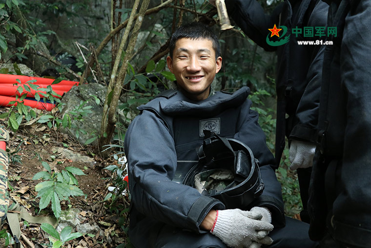 扫雷兵的约定｜走下雷场，给家人道一声平安